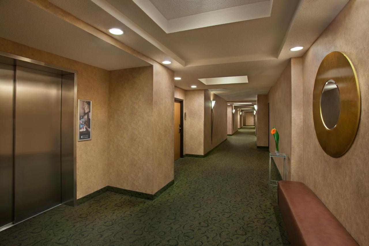 White Oaks Conference & Resort Spa Niagara-on-the-Lake Εξωτερικό φωτογραφία A typical hotel corridor