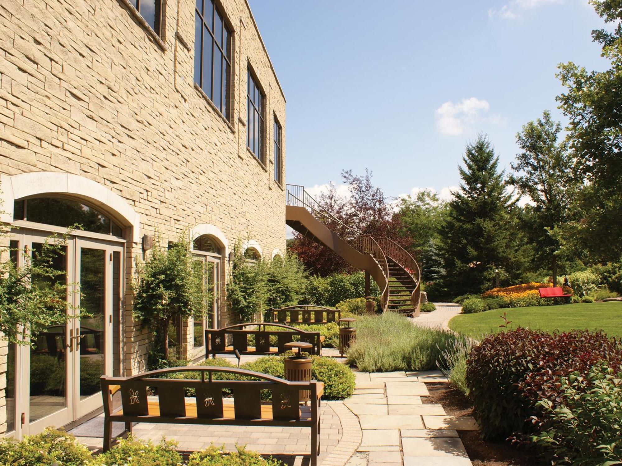 White Oaks Conference & Resort Spa Niagara-on-the-Lake Εξωτερικό φωτογραφία The courtyard at the Royal Berkshire Hospital