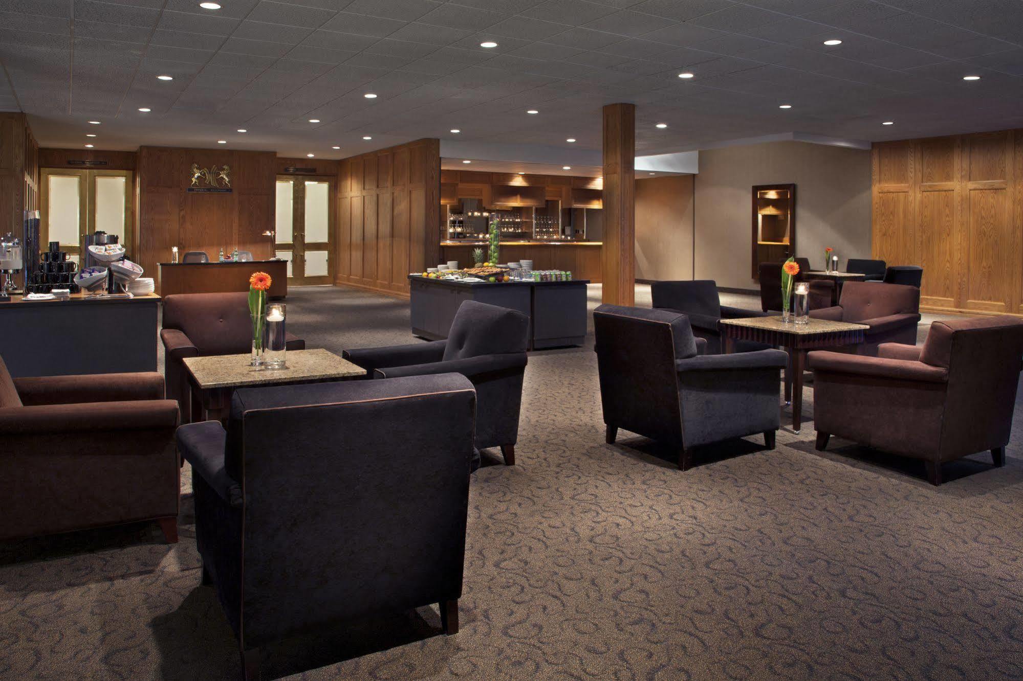 White Oaks Conference & Resort Spa Niagara-on-the-Lake Εξωτερικό φωτογραφία The Club lounge at Vancouver International Airport